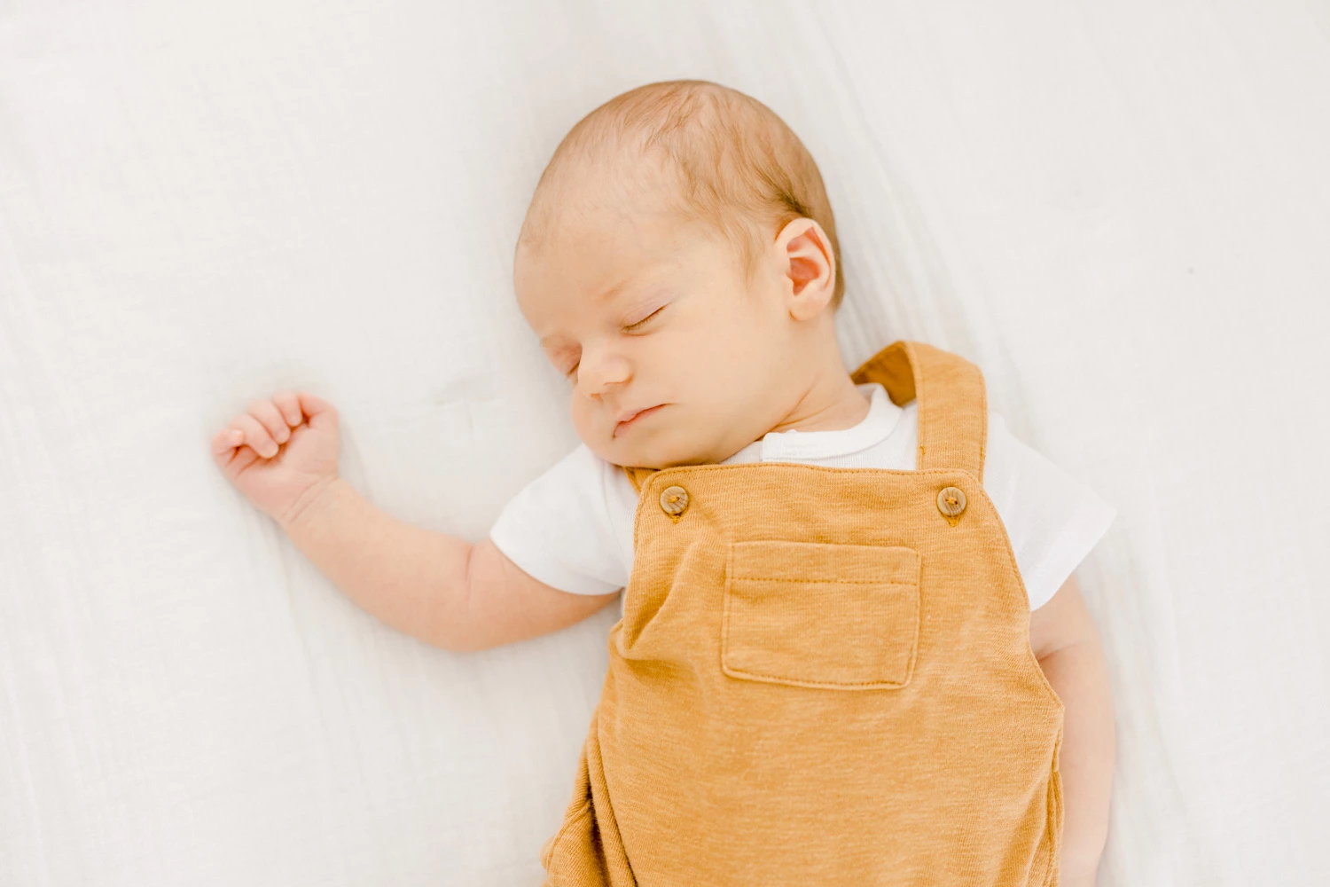 enfant bonheur orange marron gris